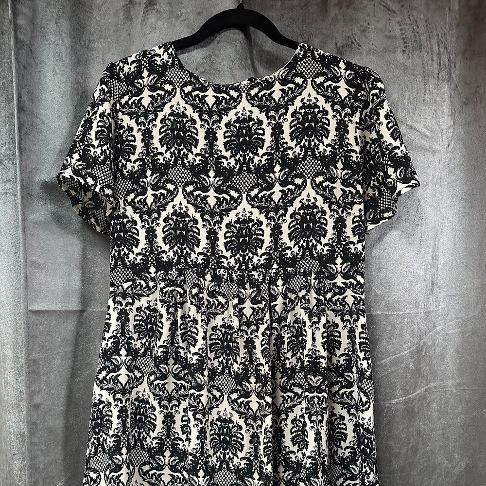 Forever 21 (Love 21) black/white drop waist babydoll dress. Size M metal zipper